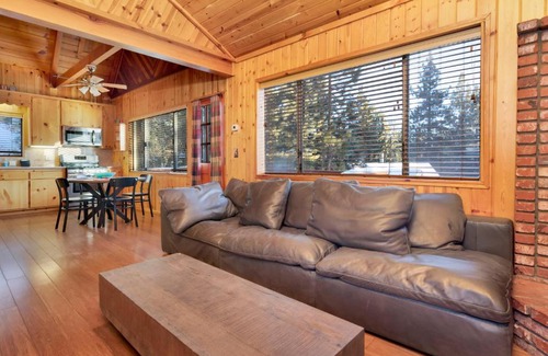 Fawnskin Casa | Fawnskin Pines by Big Bear Vacations Charming Mountain Cottage