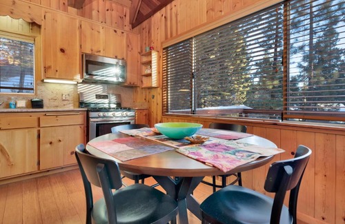 Fawnskin Casa | Fawnskin Pines by Big Bear Vacations Charming Mountain Cottage