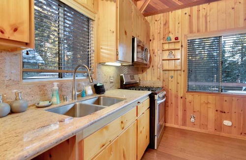 Fawnskin Casa | Fawnskin Pines by Big Bear Vacations Charming Mountain Cottage