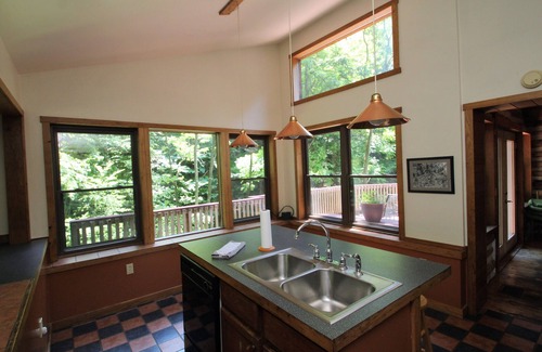 Farmington Cabaña | Fayette Springs - Creek House - ¡Disfruta de esta espaciosa cabaña!