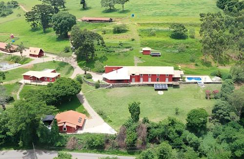 Pedra Bela Casa | Fazenda com 3 espaços independentes - 10 suítes com PISCINA, 4 suítes com JACUZZI ou Chalé romântico com JACUZZI - Wi-Fi 400MB Lagos e Cavalos