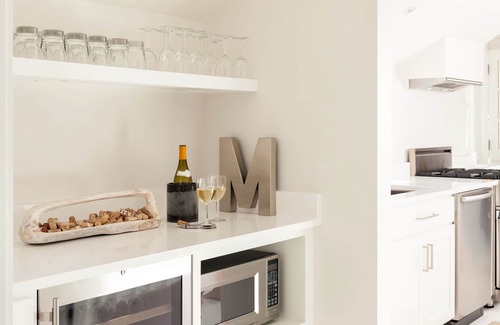 Orleans Casa | Presentado en Boston Globe, capa completamente renovada con piscina y poolhouse moderno
