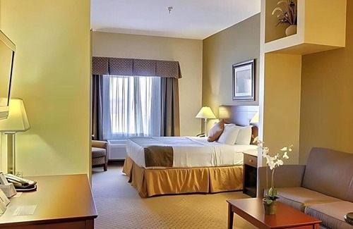 East Las Vegas Apartamento | Featuring an indoor swimming pool and hot tub .
