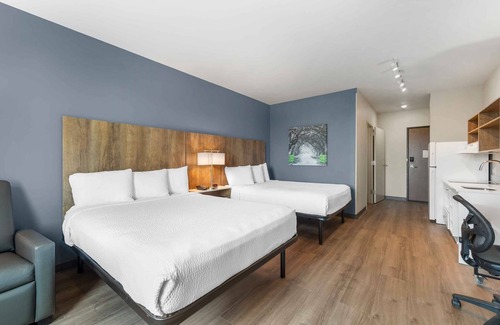 Asheville Hotel | Feel at Home: 4 Suites with 2 Beds, Kitchens & Grab-and-Go Breakfast Offered
