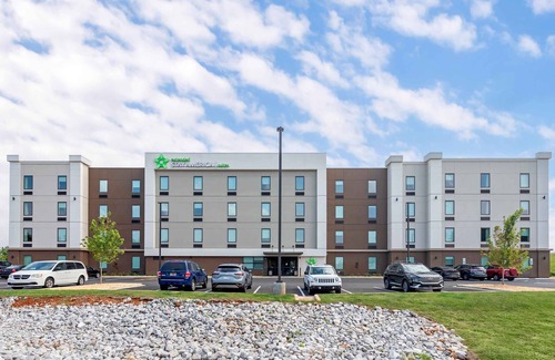 Asheville Hotel | Feel at Home: 4 Suites with 2 Beds, Kitchens & Grab-and-Go Breakfast Offered