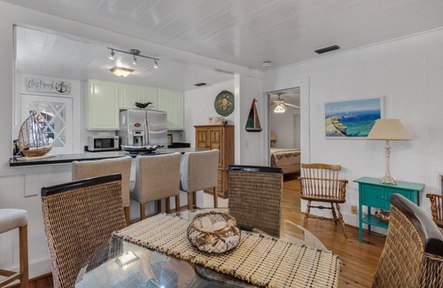 Laguna Beach Estates Cabaña | Feeling Beachy Cottage, Sleeps 6, Steps away from the beach!