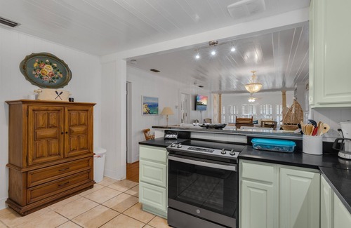 Laguna Beach Estates Cabaña | Feeling Beachy Cottage, Sleeps 6, Steps away from the beach!