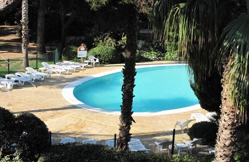 Giens Apartamento | Los pies en el agua Giens en un jardín junto al mar