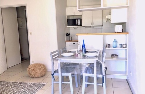 La Rochelle Apartamento | Feet in the water between beach and marina...