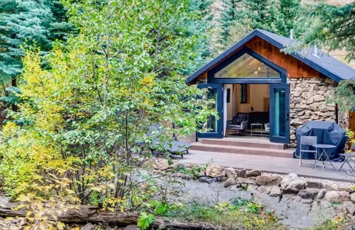 Idaho Springs Cabina | FELDSPAR Minimalist Modern WATERFRONT Cabin