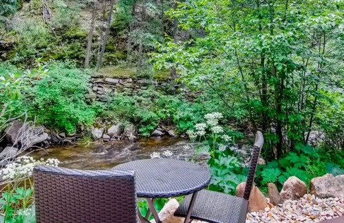 Idaho Springs Cabina | FELDSPAR Minimalist Modern WATERFRONT Cabin