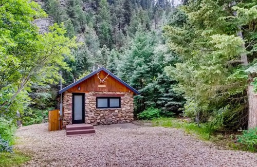 Idaho Springs Cabina | FELDSPAR Minimalist Modern WATERFRONT Cabin