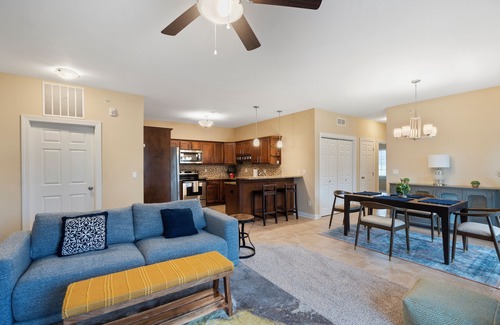 West Des Moines Condominio | Felicitous Spacious Clean Safe Jordan Creek Perks W/Garage