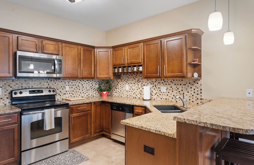 West Des Moines Condominio | Felicitous Spacious Clean Safe Jordan Creek Perks W/Garage