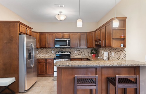 West Des Moines Condominio | Felicitous Spacious Clean Safe Jordan Creek Perks W/Garage