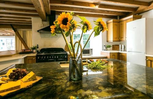 Llanfairpwllgwyngyll Cabaña | Felin Hen - sleeps 12 guests in 6 bedrooms