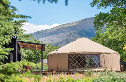 Lowburn Casa | Felton Road Homestead Retreat a private unique place amongst vineyards