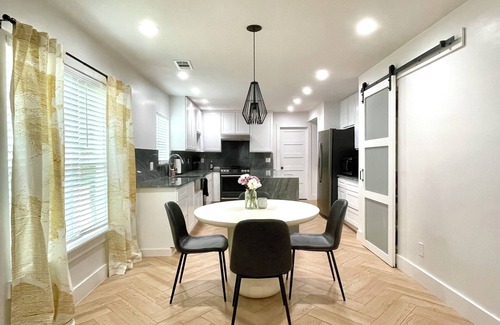 Fort Worth Casa | Females Only! Modern Private Bed & Bath 5 min from Downtown Fort Worth