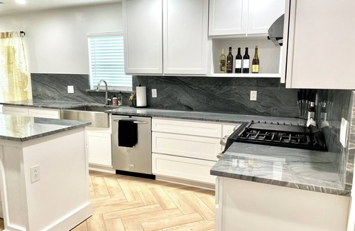 Fort Worth Casa | Females Only! Modern Private Bed & Bath 5 min from Downtown Fort Worth