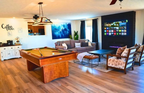 Shenandoah Casa | 🐶 Fenced Backyard Oasis🔥Hot Tub 🍕PizzaOven🃏Huge Game Room
