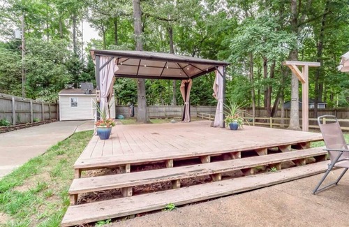 Matthews Casa | Fenced in backyard 4 Family gatherings & Dog Park