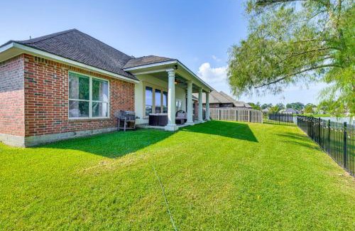 Denham Springs Casa | Fenced-In Yard and Pond Views Home 18 Mi to LSU!