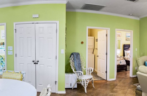 Port Bolivar Casa | Fenced Yard ~ Cargo Lift ~ Fire Pit ~ 3-minute walk to beach!