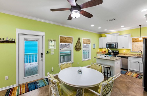 Port Bolivar Casa | Fenced Yard ~ Cargo Lift ~ Fire Pit ~ 3-minute walk to beach!