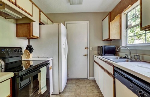 Savannah Casa | Fenced Yard w/ Pool! Laurelwood Lodging