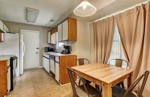 Savannah Casa | Fenced Yard w/ Pool! Laurelwood Lodging