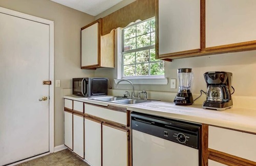 Savannah Casa | Fenced Yard w/ Pool! Laurelwood Lodging