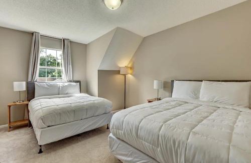 Savannah Casa | Fenced Yard w Pool! Laurelwood Lodging