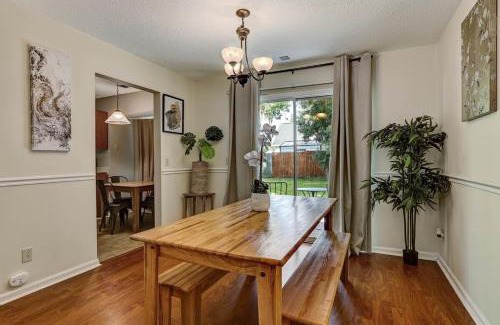 Savannah Casa | Fenced Yard w Pool! Laurelwood Lodging