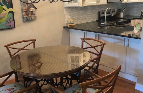 Fenwick Island Condominio | Fenwick Island Beach Block Condo con piscina. Completamente renovado! Fácil acceso a la playa!