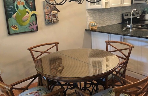 Fenwick Island Condominio | Fenwick Island Beach Block Condo con piscina. Completamente renovado! Fácil acceso a la playa!