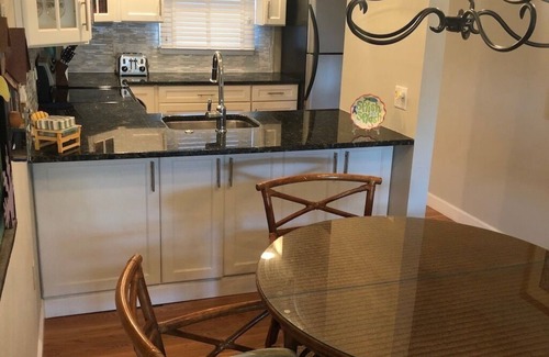 Fenwick Island Condominio | Fenwick Island Beach Block Condo con piscina. Completamente renovado! Fácil acceso a la playa!