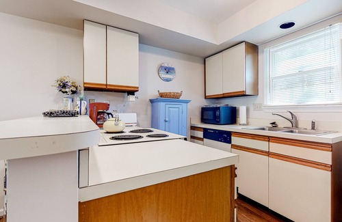 Fenwick Island Casa | Fenwick Island home with beach access, pool, central AC & private washer/dryer