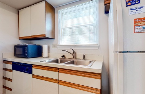 Fenwick Island Casa | Fenwick Island home with beach access, pool, central AC & private washer/dryer