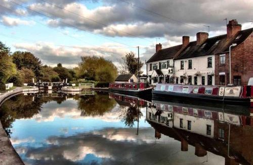Warwick Casa | Fergies Canal Side Cottage