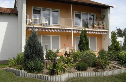 Zirndorf Apartamento | Casa de vacaciones en el borde del bosque con balcón