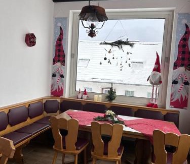 Langewiese Casa | Ferienhaus Astenblick - Ideal für Weihnachtsfeiern und Familienfeiern bietet Schlafplätze für bis zu 35 Personen