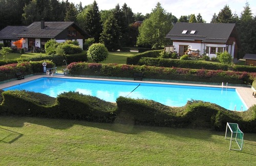 Blankenheim Casa | casa de vacaciones Eifel, cerca del lago Freilingen con pistas de tenis piscina al aire libre Mini golf