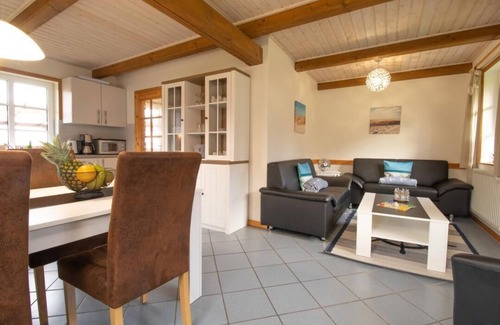Fahretoft Casa | Ferienhaus Robbe, Großzügige Doppelhaushälfte für bis zu 4 Personen mit Garten und Sauna, Hunde Erlaubt