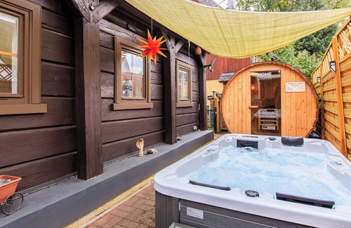 Grossschoenau Apartamento | Ferienhaus Sissi mit Whirlpool, Sauna u Sehr Ruhig