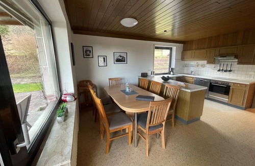Oberelsbach Apartamento | Ferienwohnung mit Terrasse und 4 Schlafräumen