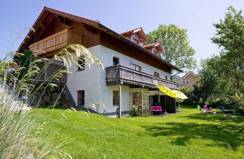 Neuschoenau Apartamento | Ferienwohnung 2 mit 1 Schlafzimmer und Terrasse