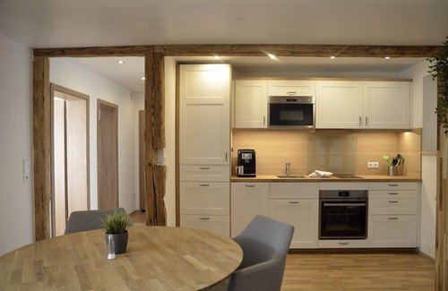Todtnauberg Apartamento | Apartamento Bergnescht 2 tipo B, 50m², un dormitorio, una sala de estar / dormitorio, cocina y estufa de azulejos