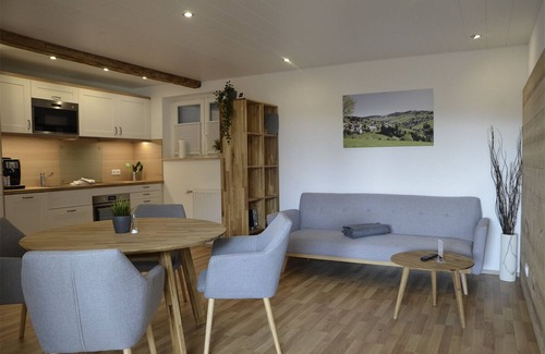 Todtnauberg Apartamento | Apartamento Bergnescht 2 tipo B, 50m², un dormitorio, una sala de estar / dormitorio, cocina y estufa de azulejos