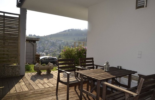 Todtnauberg Apartamento | Apartamento Bergnescht 2 tipo B, 50m², un dormitorio, una sala de estar / dormitorio, cocina y estufa de azulejos
