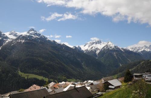 Tschlin Apartamento | Ferienwohnung Caviezel